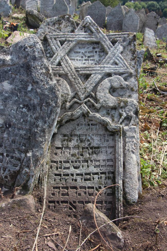 מגן דוד וחדי קרן. מצבה מאמצע המאה ה-18 Buczacz1